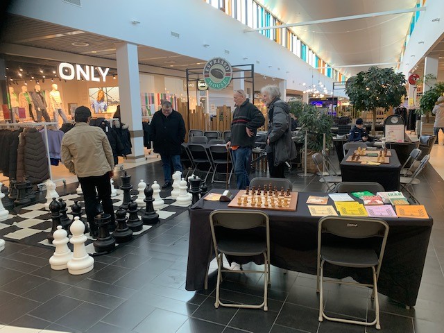 Viser at der spilles skak i Shoppingcenteret